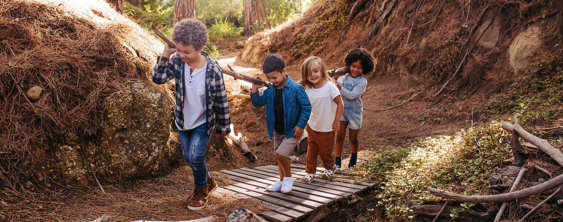 Kinder spielen im Wald